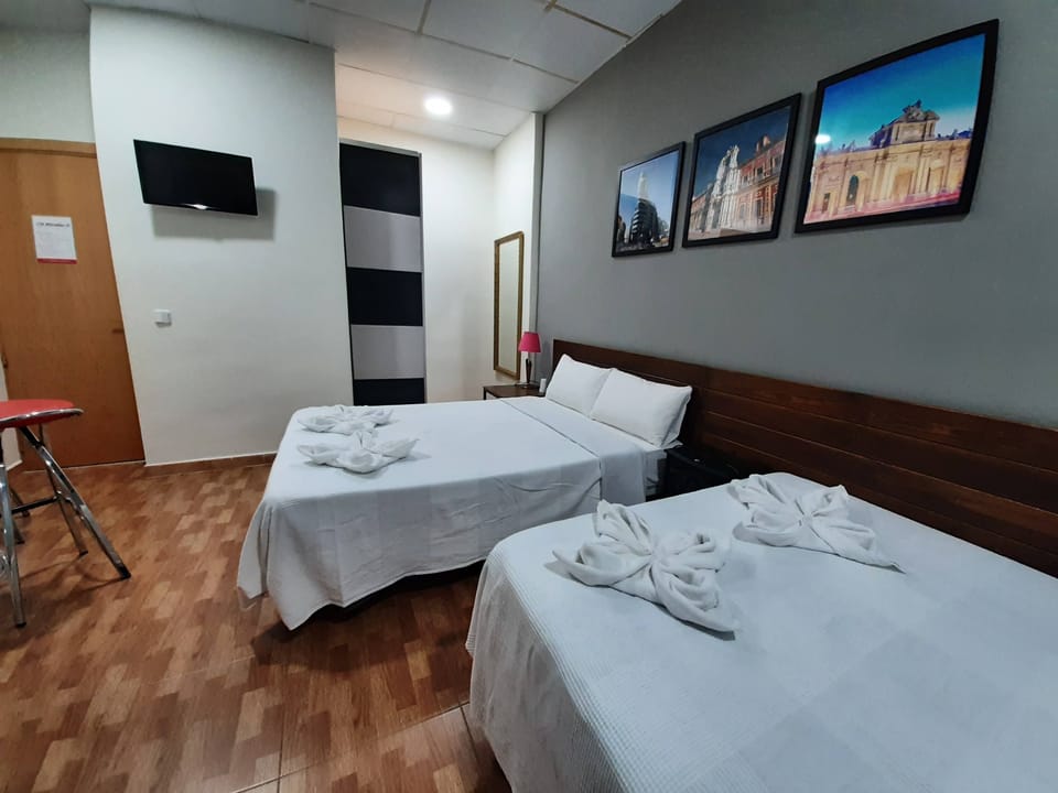Family Room | Desk, laptop workspace, free WiFi, bed sheets