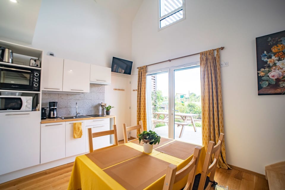 Superior Cottage, Accessible, Garden View (« soirs d’été ») | Private kitchen | Highchair