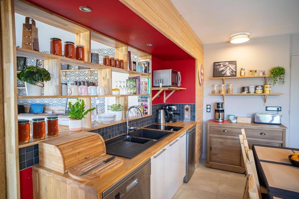 Premium Double Room, Ensuite, Garden View (Chambre « Années folles ») | Shared kitchen | Highchair