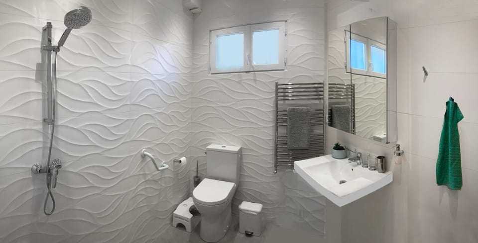 Shower, rainfall showerhead, free toiletries, hair dryer