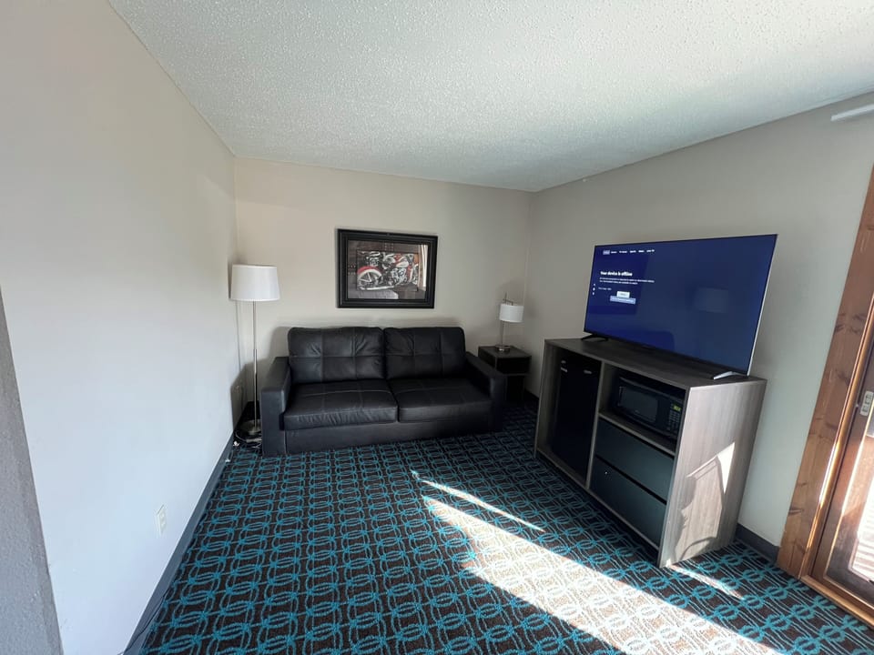 Suite | Living area | 32-inch TV with cable channels