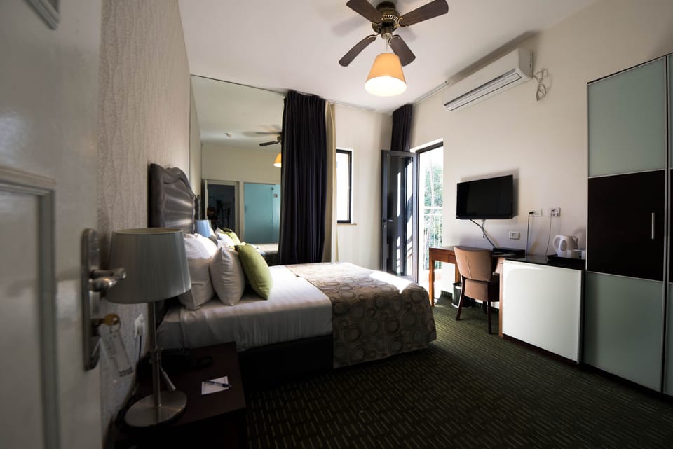 Standard Room | In-room safe, desk, free WiFi, bed sheets
