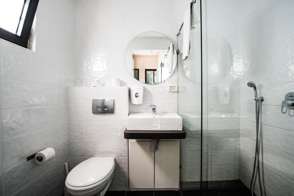 Standard Room | Bathroom | Shower, hair dryer, towels