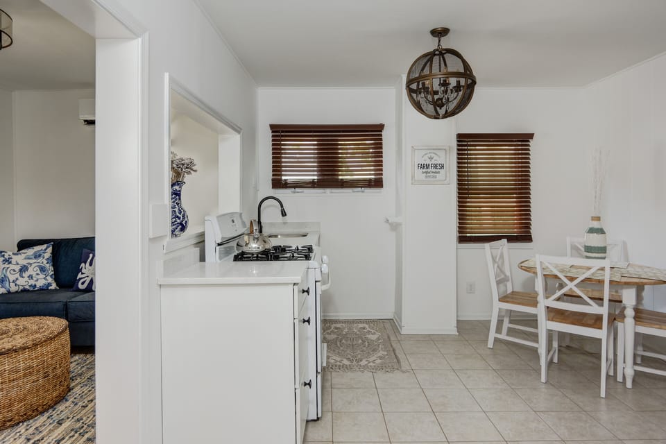 Cottage | Private kitchen | Coffee/tea maker, fridge, oven, cookware/dishes/utensils