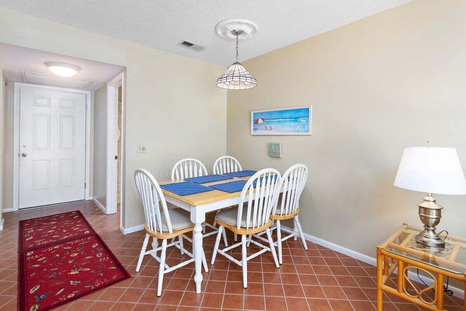 Shipwatch 312 - Dining area with access to entry door