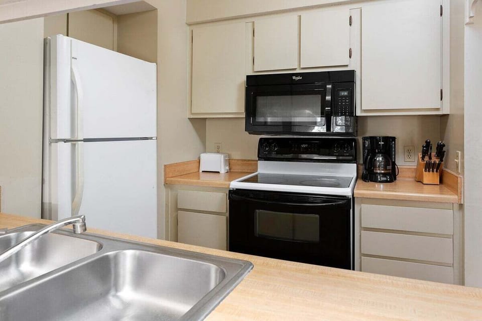Shipwatch 312 - Kitchen with appliances