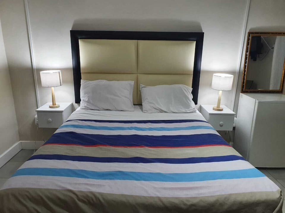 Minibar, free WiFi, bed sheets