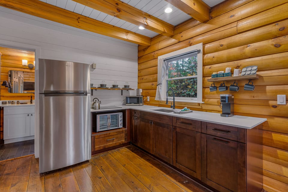 Deluxe Cabin | Private kitchen | Mini-fridge, coffee/tea maker