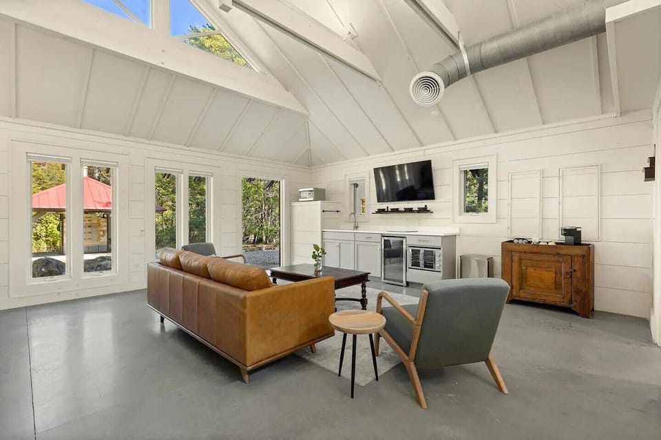 Holiday Home | Living area | 45-inch flat-screen TV with cable channels, TV, books