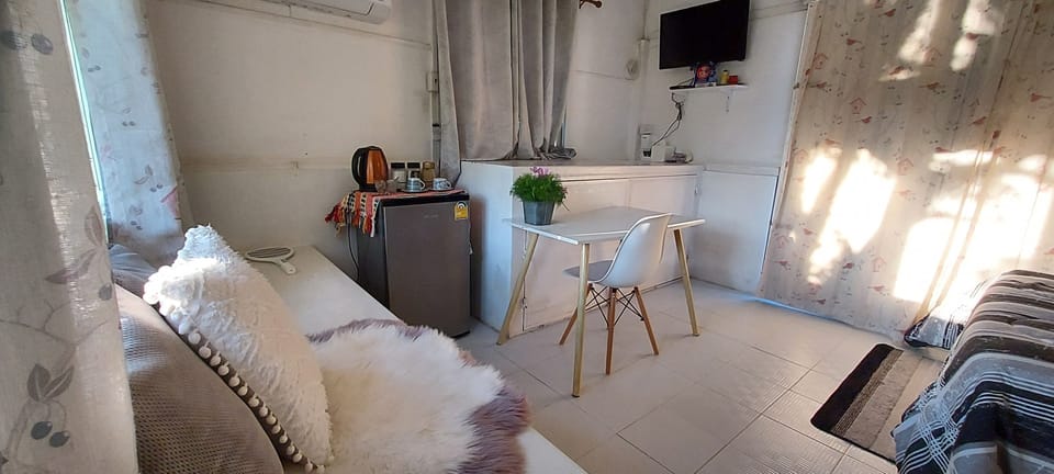 Free minibar items, individually decorated, individually furnished, desk