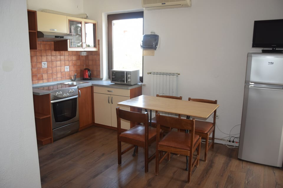 Basic Apartment, Garden View | Private kitchenette | Shared fridge, microwave, highchair