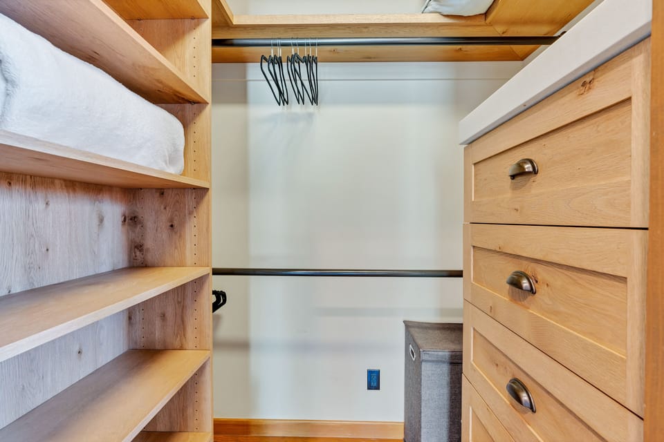 Bedroom Two : King Bed