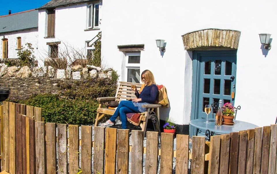 Hayloft is a cosy, quirky, charming C16th cottage.