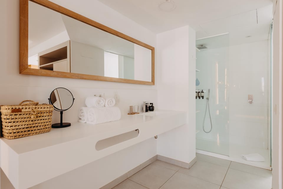 Studio Suite, Terrace | Bathroom | Shower, rainfall showerhead, eco-friendly toiletries, hair dryer