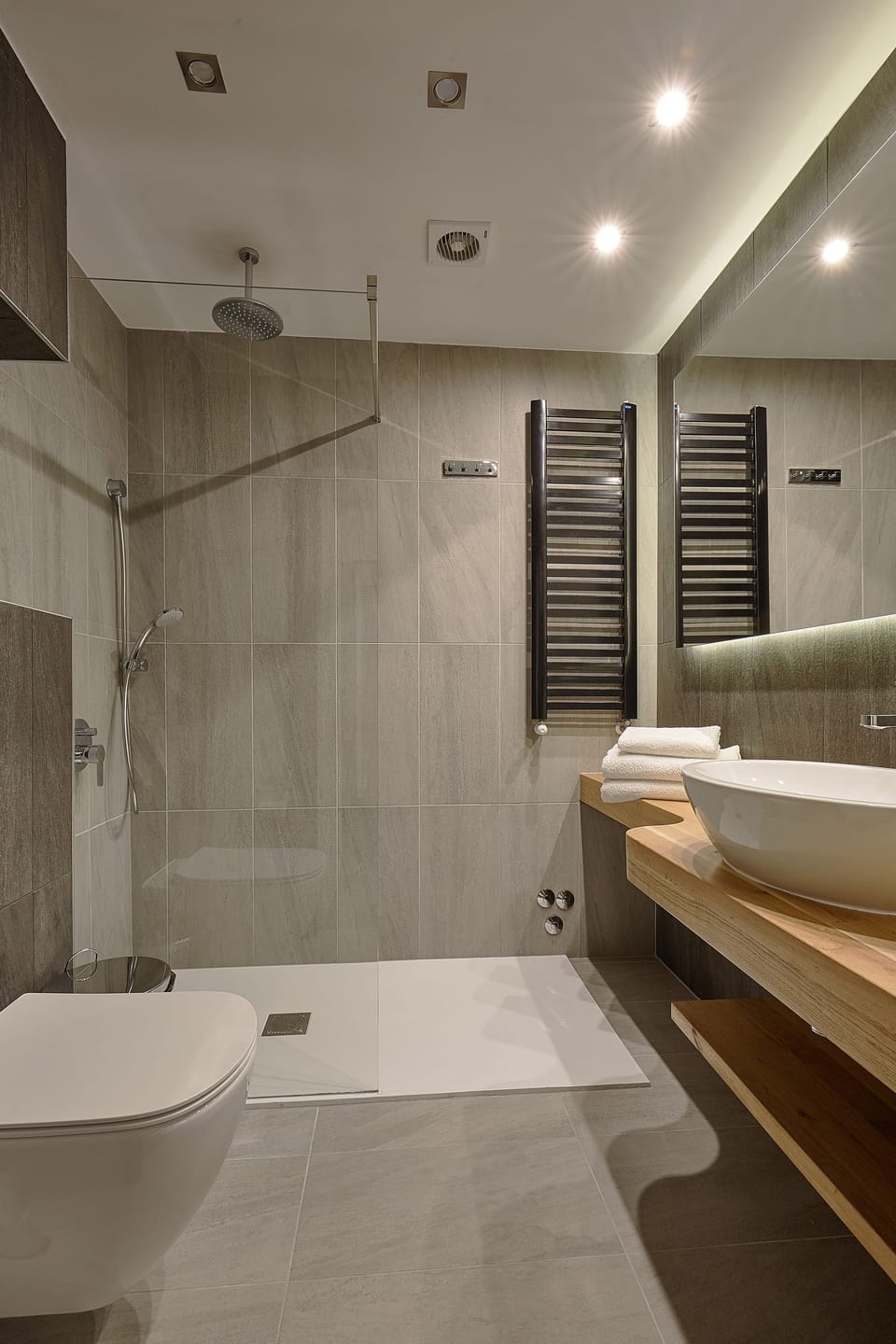 Premium Double or Twin Room | Bathroom | Shower, hair dryer, towels