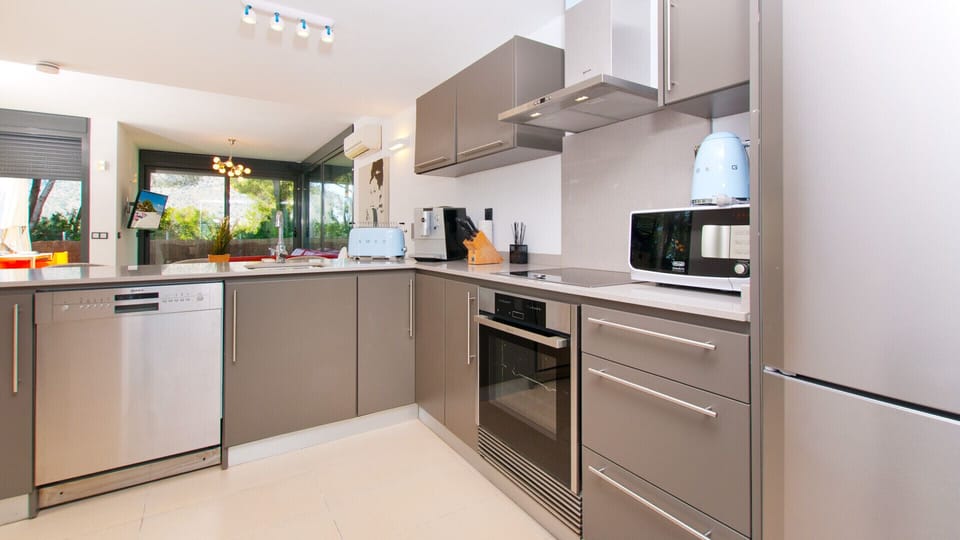 This is the large kitchen, a real dream for anyone who loves to cook or bake. Because here you have enough space and equipment to conjure up something first-class. A real dream.