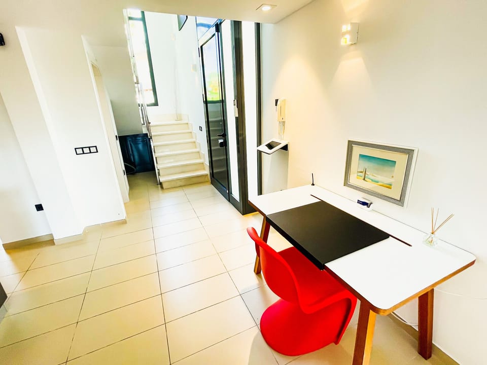 Here you can see the big entrance. Right next to the front door there is a staircase that takes you to the second floor and there is a desk to get creative.