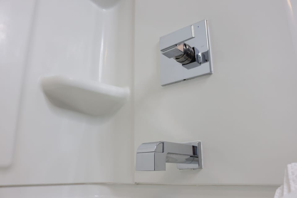 SPARKLING CLEAN HIGH END FIXTURES!