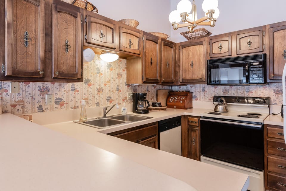 Townhome, 3 Bedrooms (Chateau Blanc #13) | Private kitchen | Fridge, microwave, stovetop, dishwasher