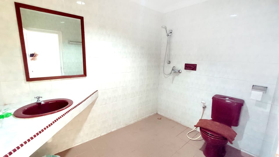 Gold Room | Bathroom | Shower, free toiletries, soap, shampoo