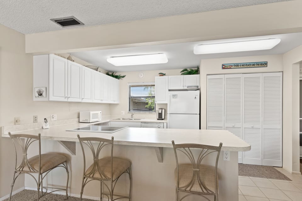 Breakfast Bar + Kitchen