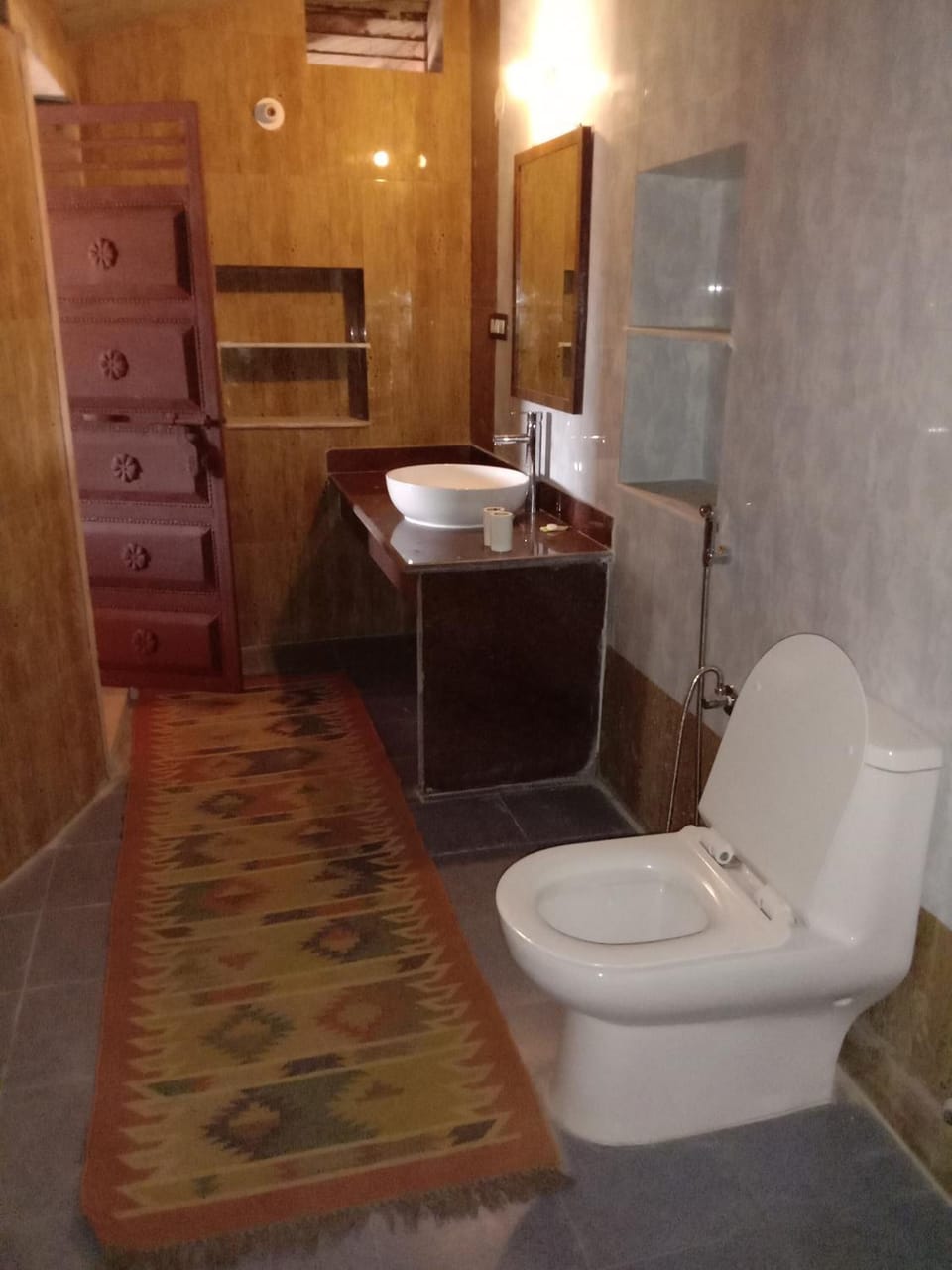 Shower, rainfall showerhead, free toiletries, bathrobes