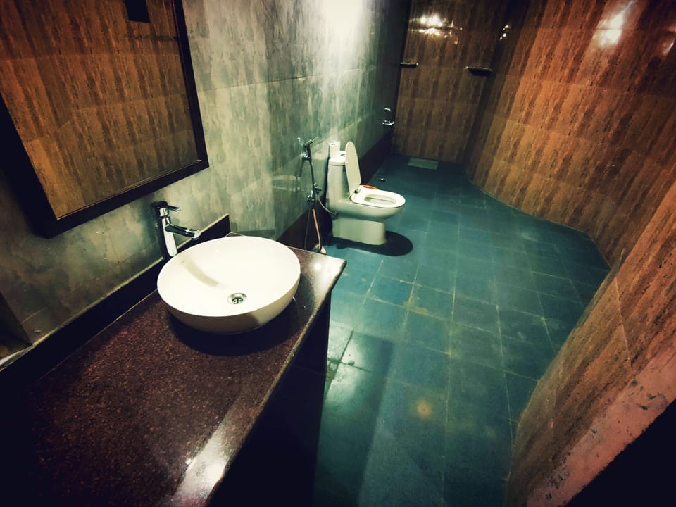 Traditional Suite | Bathroom | Shower, rainfall showerhead, free toiletries, bathrobes
