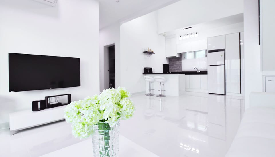 Duplex A Spa (Spa 20,000 KRW per room, Pay on site - Americano for 2) | Living area | Flat-screen TV, heated floors