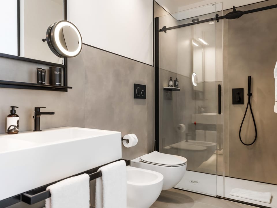 Superior Room, 1 King Bed | Premium bedding, pillowtop beds, minibar, in-room safe