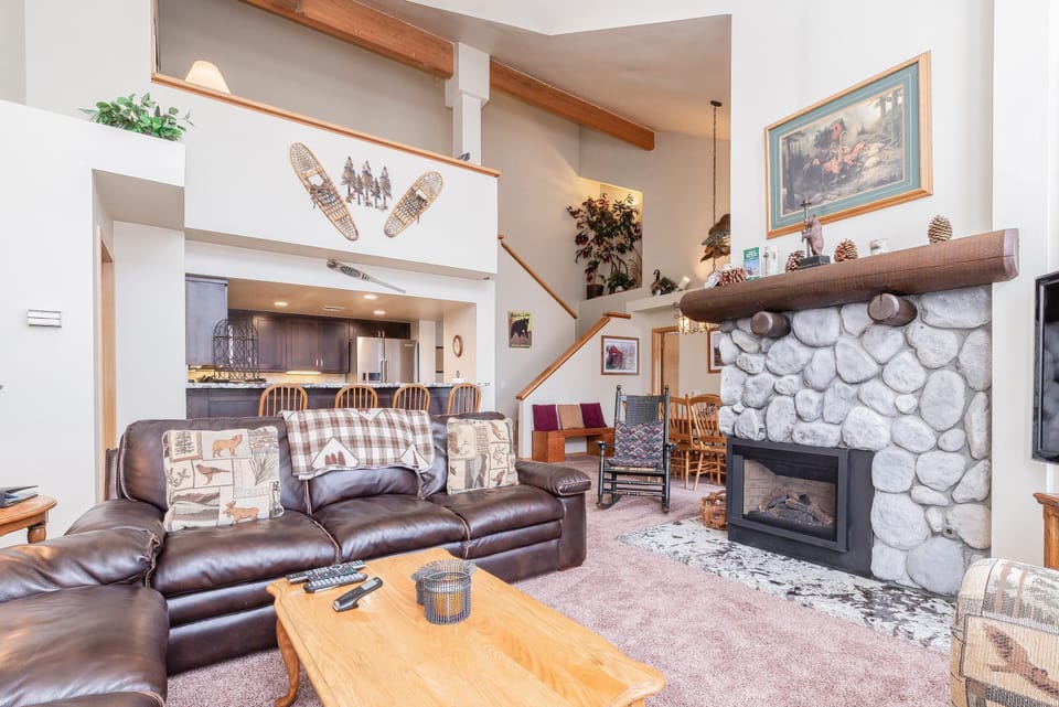 Condo, 3 Bedrooms (Snowcreek #856 Phase V) | Living room | Flat-screen TV, fireplace, DVD player
