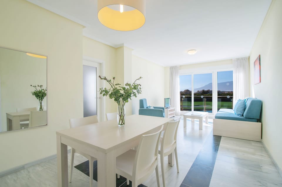 Standard Apartment, 2 Bedrooms, Balcony | Dining room