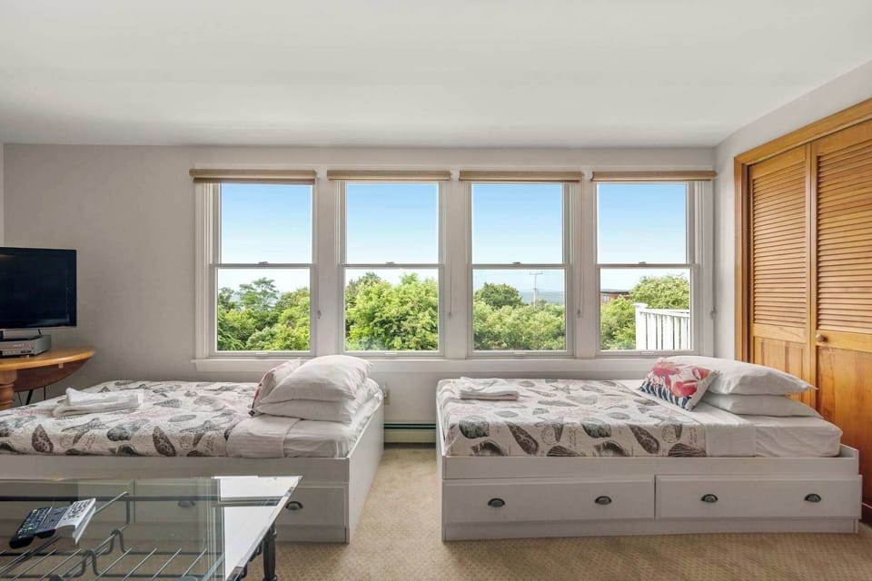 2nd Floor Breezeway/Game Room w/ Twin Beds