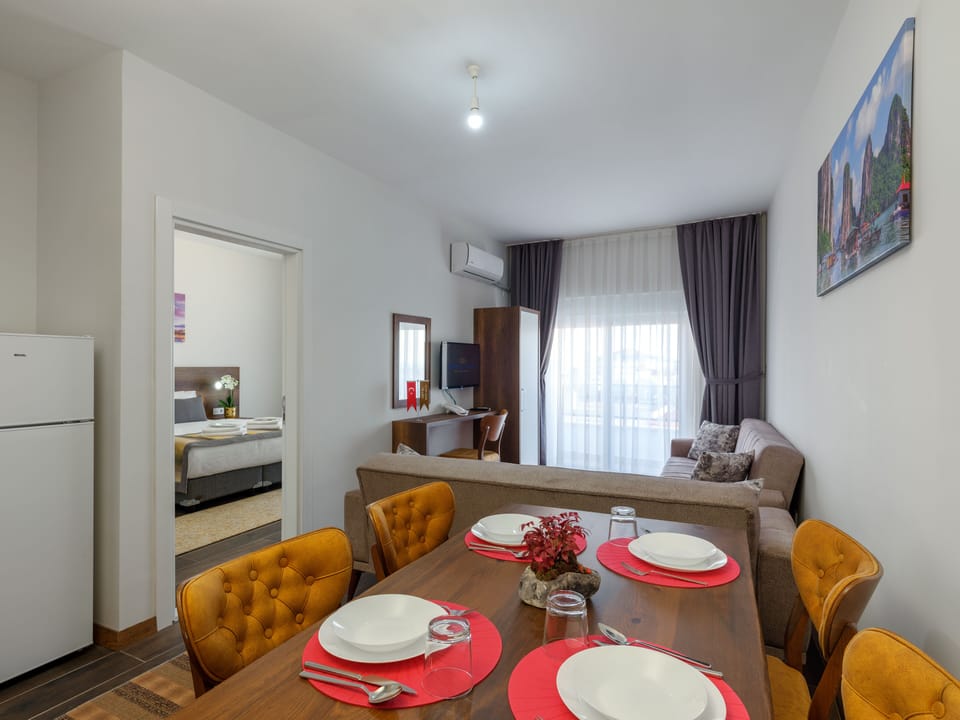 Deluxe Suite | Living area | 28-inch LCD TV with satellite channels, TV