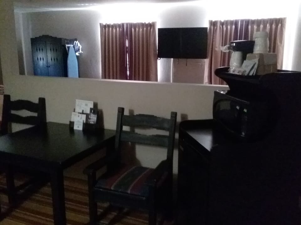 Studio Suite, 2 Queen Beds, Non Smoking | In-room dining