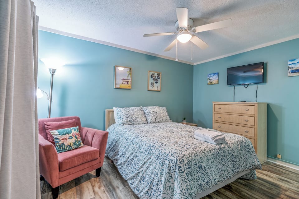 Master Bedroom w/1 Queen