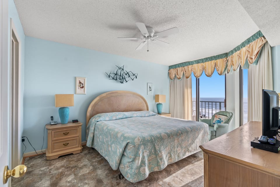 Oceanfront Master Bedroom w/1 King