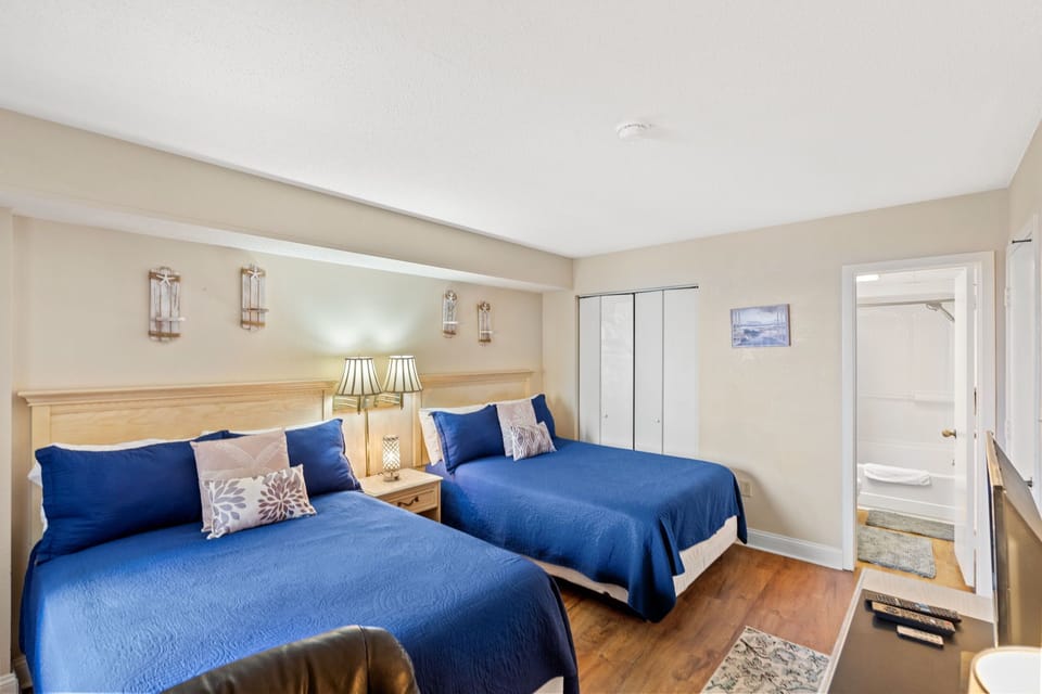 2nd Bedroom w/2 Fulls