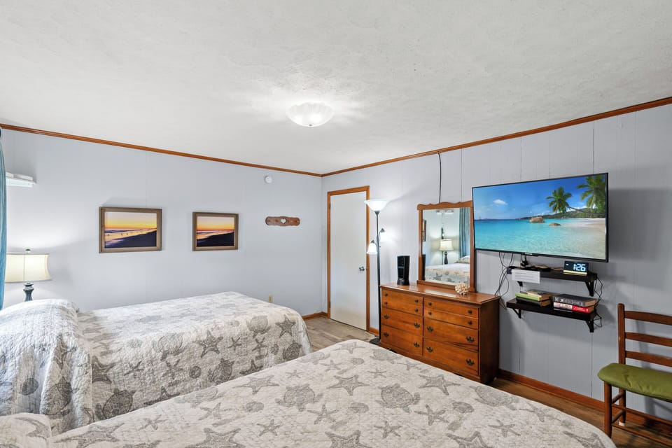 3rd Bedroom w/2 Fulls