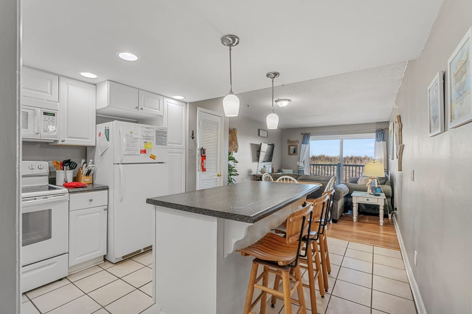 Dining Area & Fully Equipped Kitchen