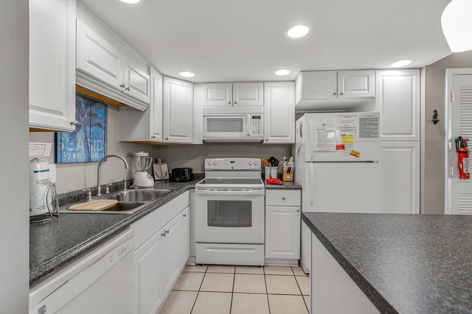 Dining Area & Fully Equipped Kitchen