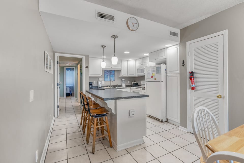 Dining Area & Fully Equipped Kitchen