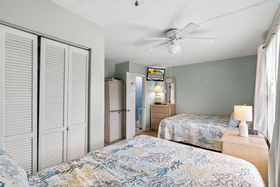 Bedroom w/2 Queens