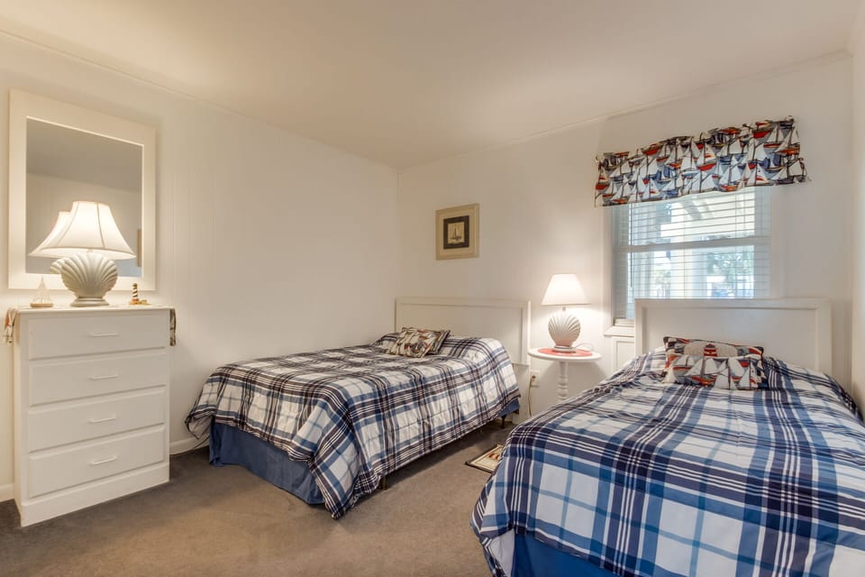 2nd Bedroom w/1 Full & 1 Twin