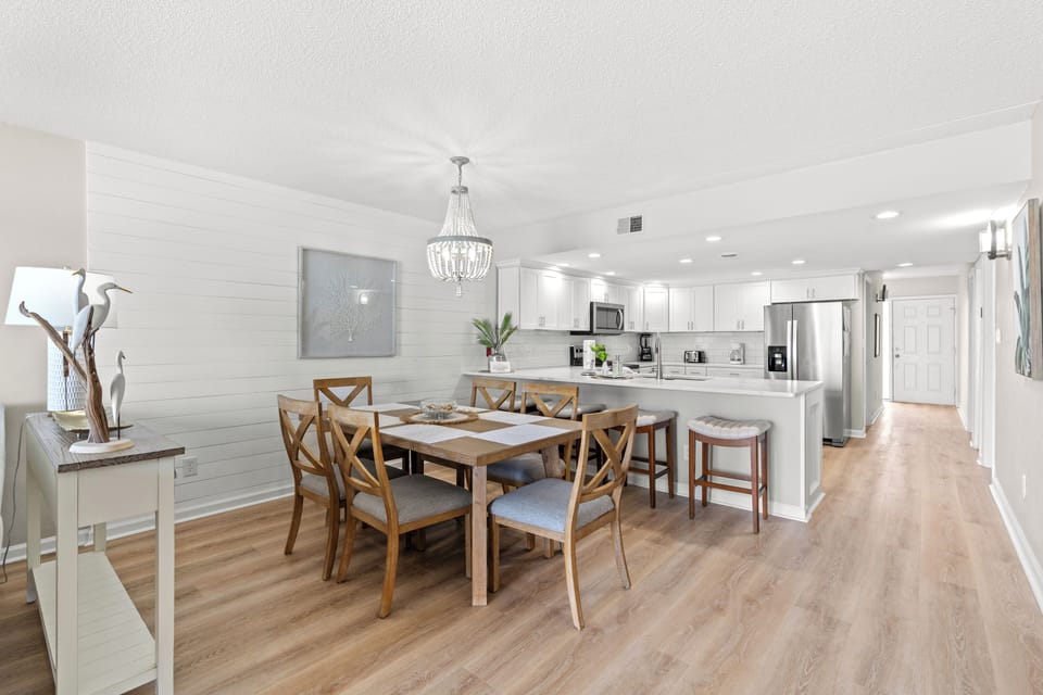Dining Area & Fully Equipped Kitchen