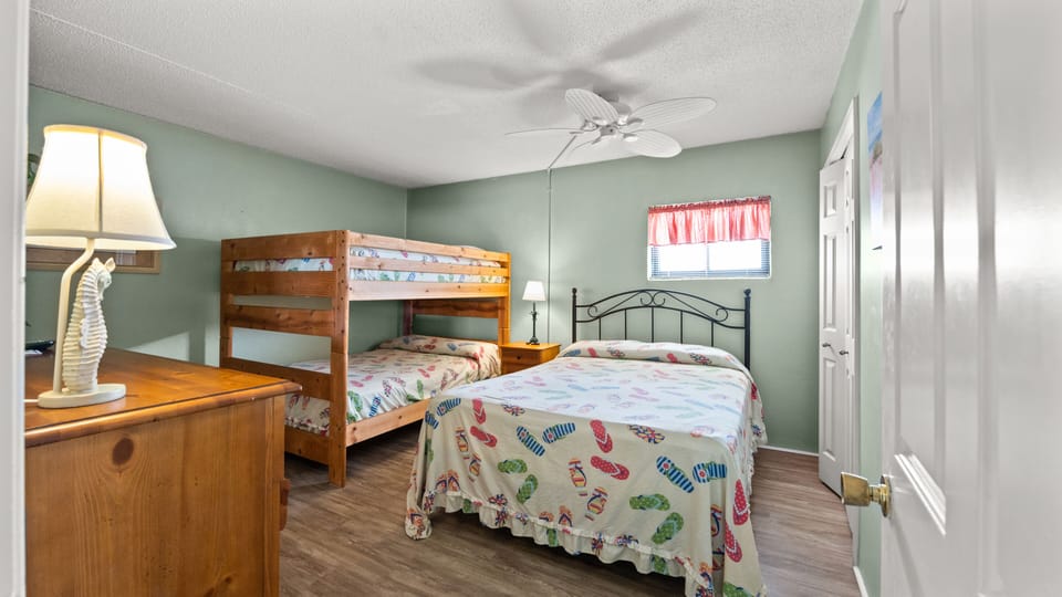 3rd Bedroom w/1 Queen & 2 Twins