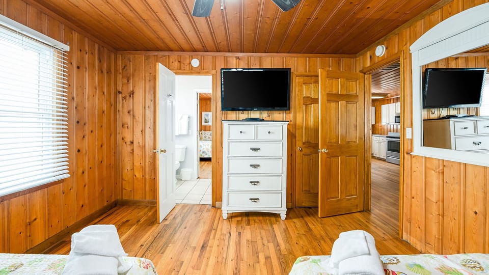 3rd Bedroom w/2 Queens