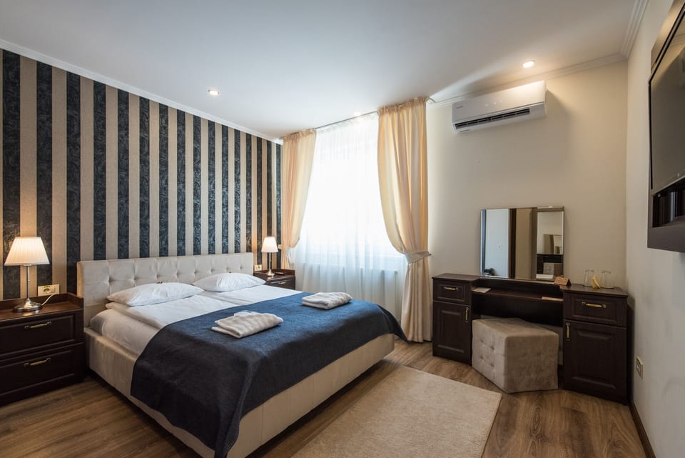 Deluxe Room | Premium bedding, memory foam beds, soundproofing, iron/ironing board