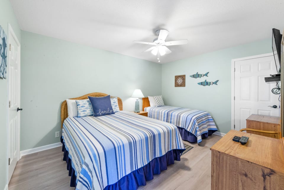 3rd Bedroom w/1 Queen & 1 Twin