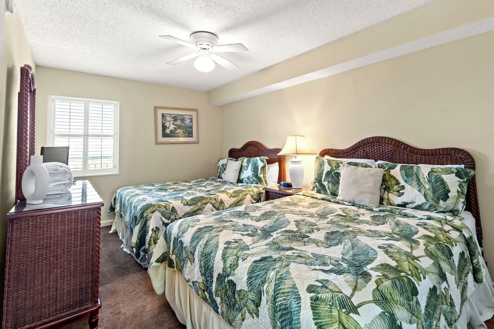 3rd Bedroom w/2 Queens