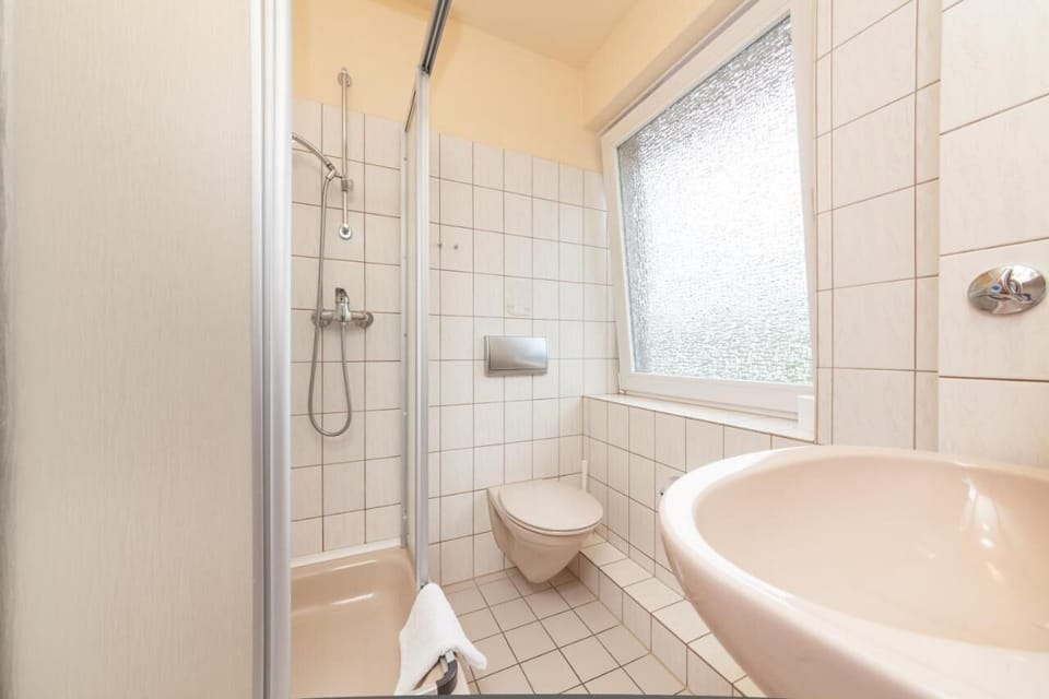 Single Room | Bathroom | Shower, free toiletries, hair dryer, towels